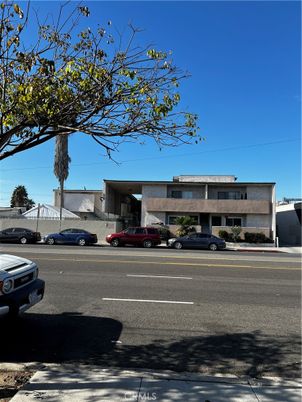 Exterior, Facade, Modern