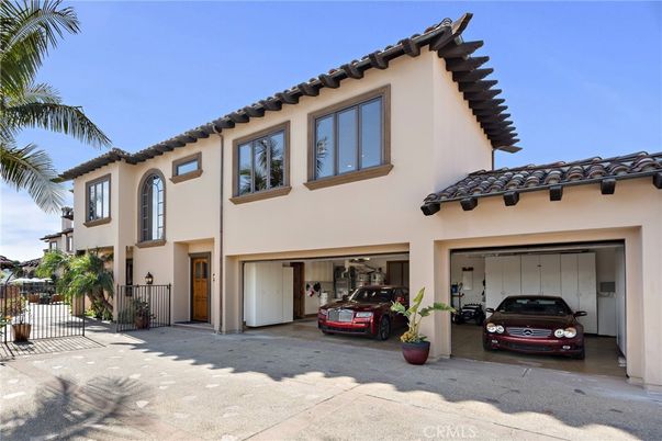 Attached, Exterior, Facade, Mediterranean