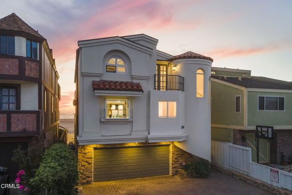 Attached, Exterior, Facade, Mediterranean