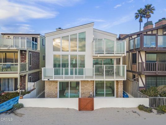 Exterior, Facade, Modern