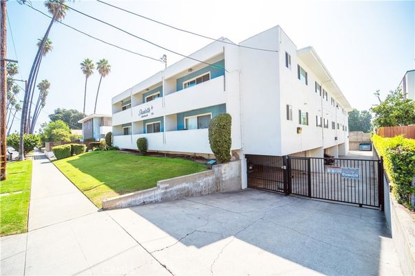 Exterior, Facade, Modern