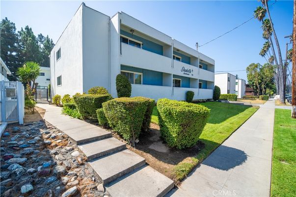 Exterior, Facade, Modern