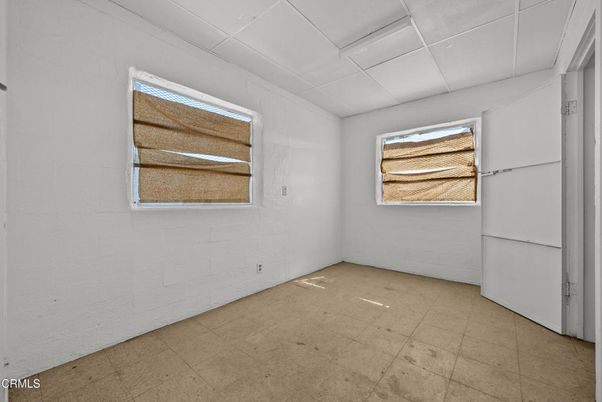Empty room, Interior