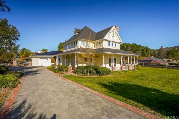 Attached, Backyard, Exterior, Facade, Queen Anne Victorian