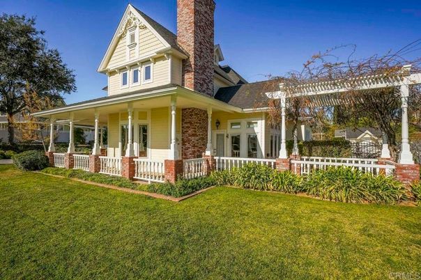 Exterior, Facade, Queen Anne Victorian