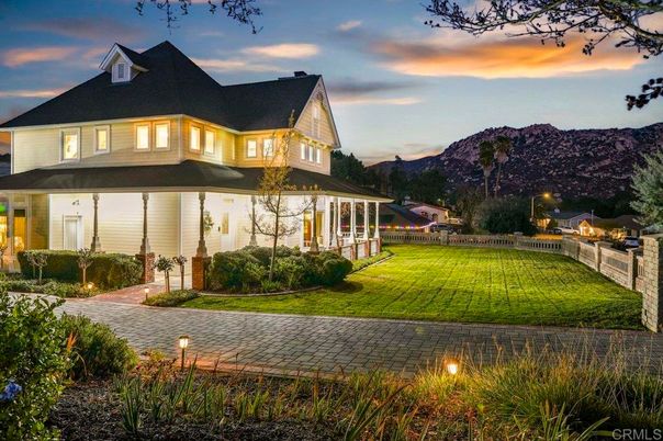Backyard, Exterior, Facade, Queen Anne Victorian