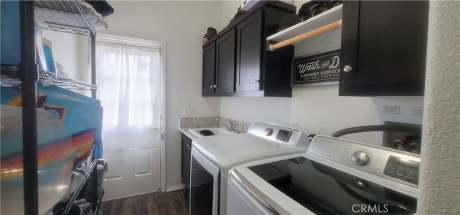 Interior, Washer, Wood Texture Flooring