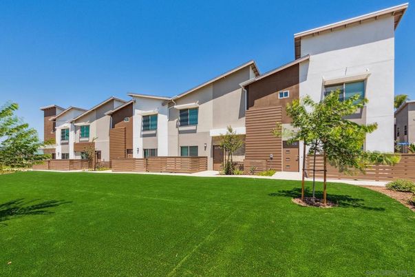 Attached, Backyard, Exterior, Facade, Modern