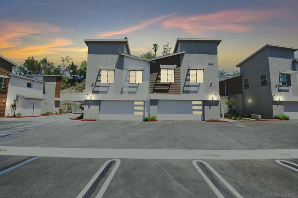 Attached, Exterior, Facade, Modern