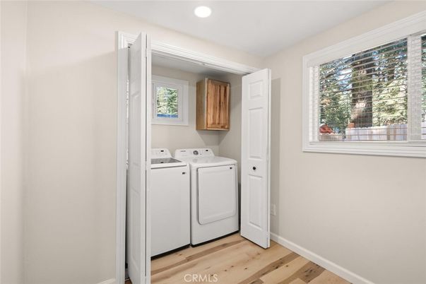 Interior, Recessed Lighting, Washer, Wood Texture Flooring