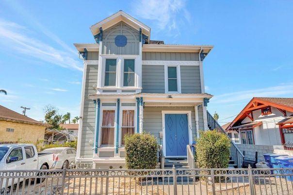 Exterior, Facade, Queen Anne Victorian