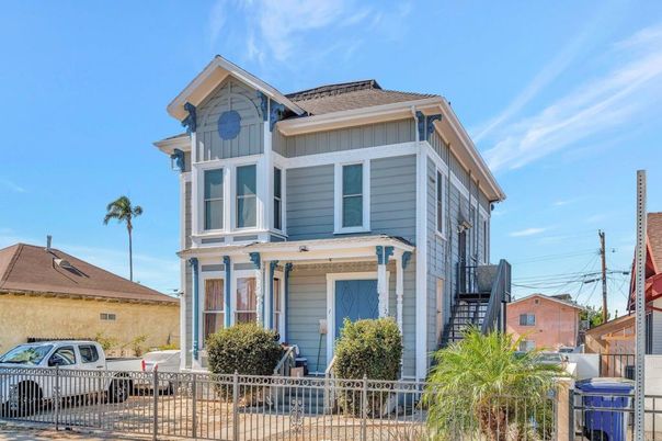 Exterior, Facade, Queen Anne Victorian