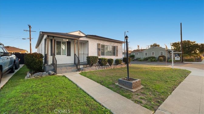 Backyard, Exterior, Facade, Ranch