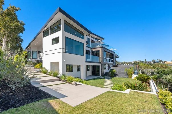 Backyard, Exterior, Facade, Modern