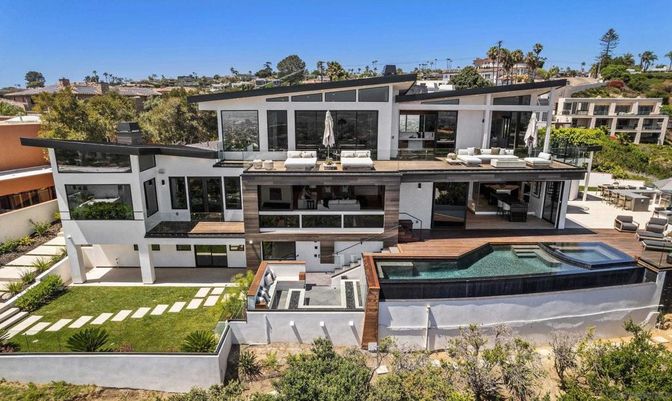 Exterior, Facade, Pool, Modern