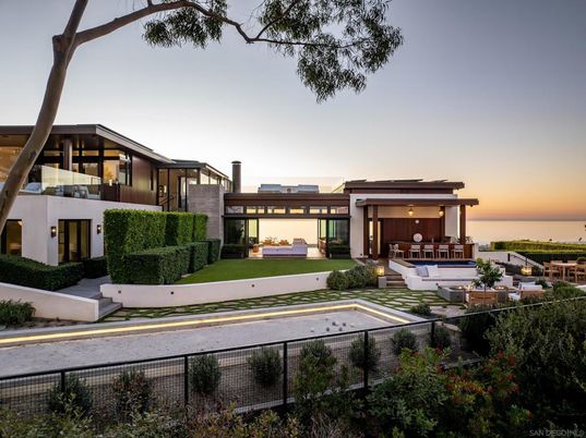 Exterior, Facade, Water, Modern