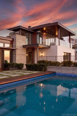 Exterior, Facade, Pool, Modern