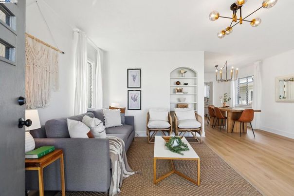 Chandelier, Dining room, Interior, Living room, Pendant Lights, Wood Texture Flooring