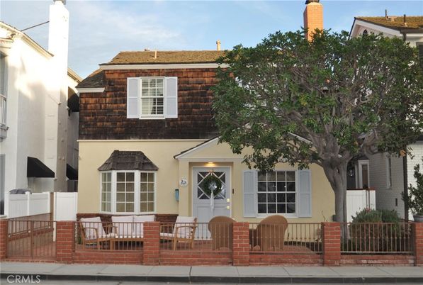 Exterior, Facade, American Foursquare
