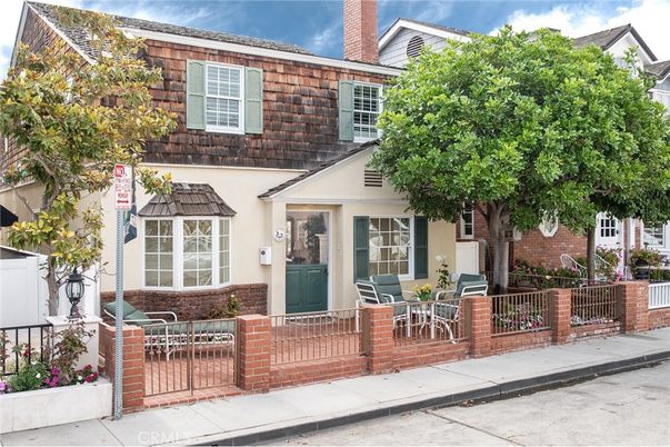 Exterior, Facade, Brick Facade, Rowhouse