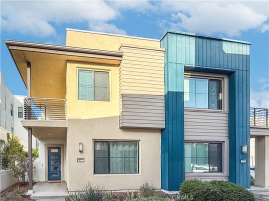 Exterior, Facade, Modern