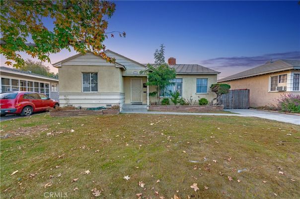 Backyard, Exterior, Facade, Solar Panels, Ranch