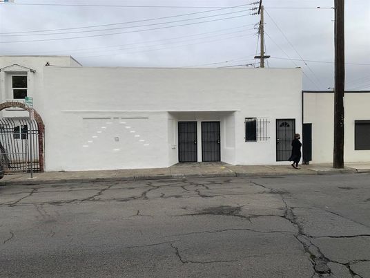 Exterior, Facade, Modern