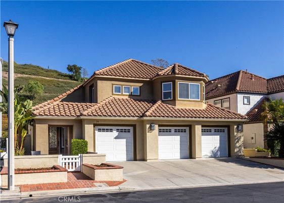 Attached, Exterior, Facade, Mediterranean