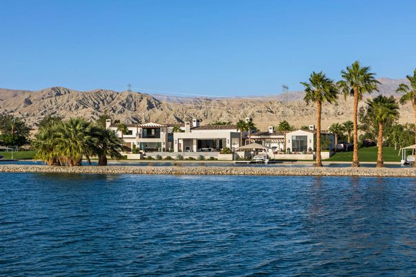 Exterior, Lake