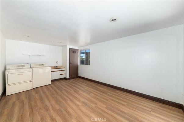 Interior, Recessed Lighting, Washer, Wood Texture Flooring