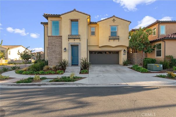 Attached, Exterior, Facade, Mediterranean