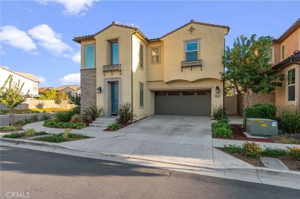 Attached, Exterior, Facade, Mediterranean