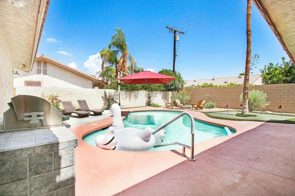 Exterior, Pool