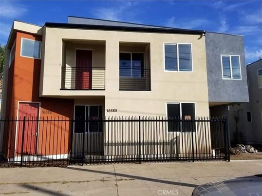 Exterior, Facade, Rowhouse