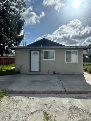 Exterior, Facade, Ranch