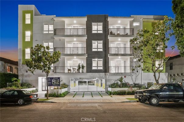 Exterior, Facade, Modern