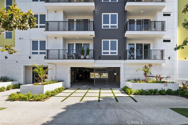 Exterior, Facade, Modern