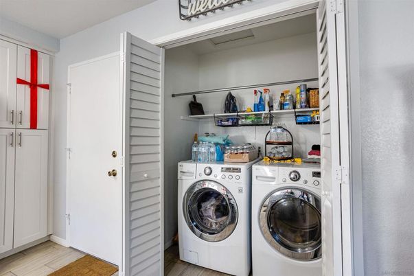Interior, Utility Closets, Washer, Wood Texture Flooring