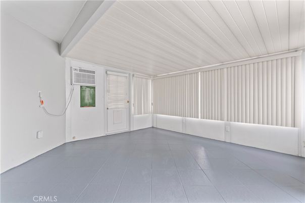 Empty room, Interior