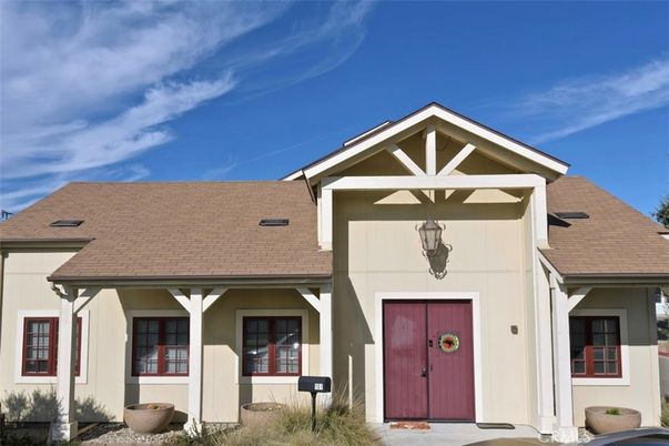 Exterior, Facade, Ranch