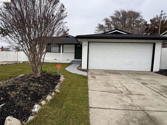 Attached, Exterior, Facade, Ranch