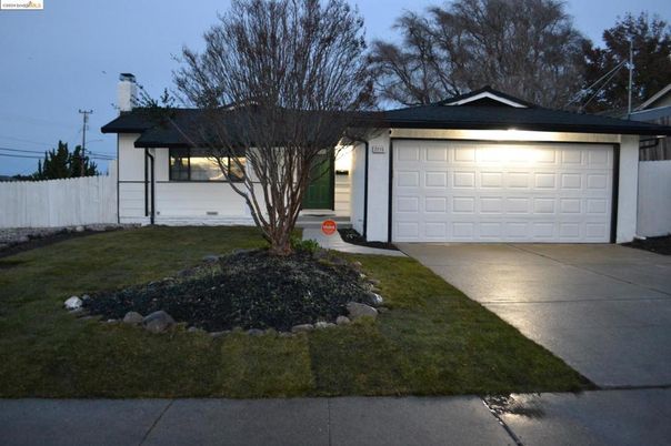 Attached, Exterior, Facade, Ranch