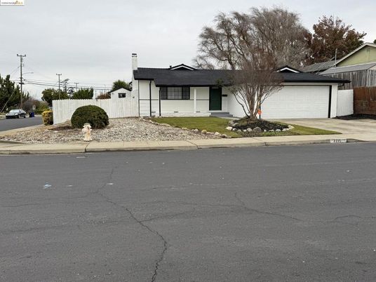 Attached, Exterior, Facade, Ranch
