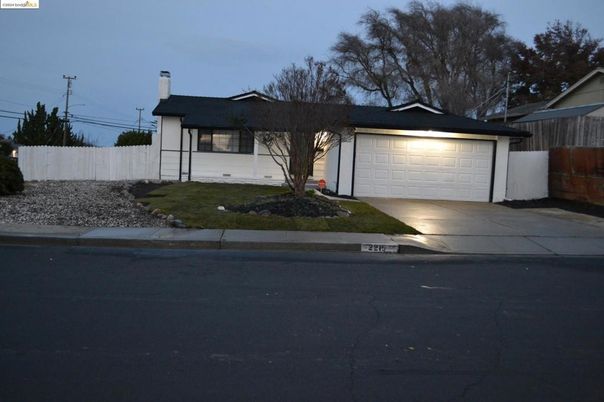 Attached, Exterior, Facade, Ranch