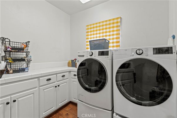 Interior, Washer, Wood Texture Flooring