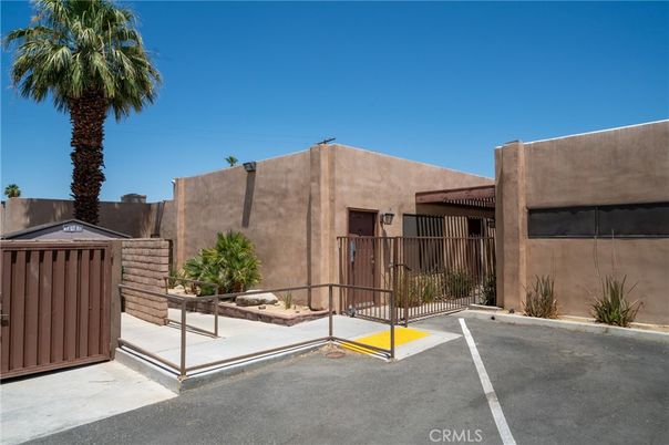 Exterior, Facade, Modern