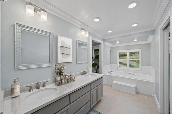 Bathroom, Dual Sink Vanities, Interior, Recessed Lighting