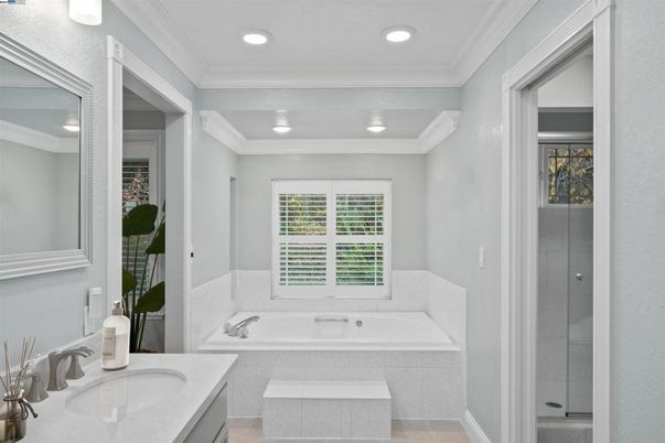 Bathroom, Dual Sink Vanities, Interior, Recessed Lighting