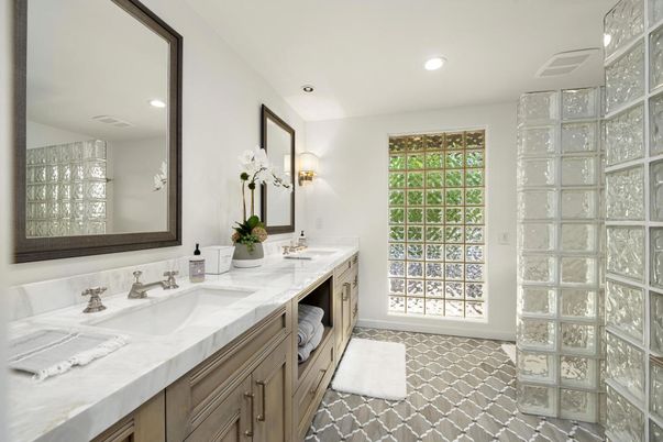 Bathroom, Dual Sink Vanities, Interior, Recessed Lighting