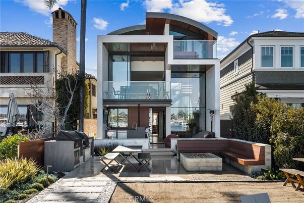 Exterior, Facade, Modern